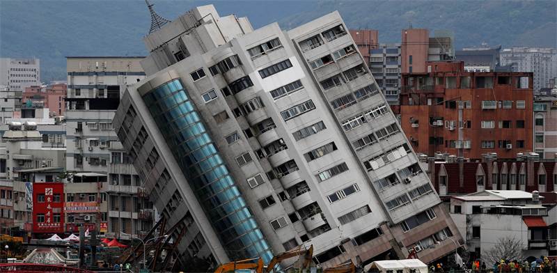 בניין קורס ברעידת אדמה בטיוואן / צילום: רויטרס