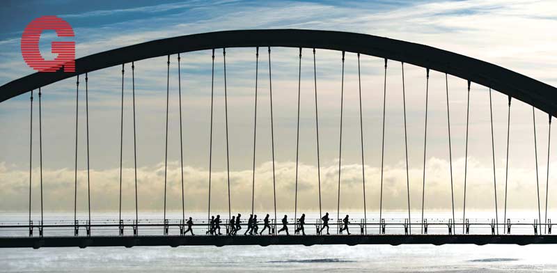 קבות רצים על גשר בטורונטו / צילום: רויטרס - Mark Blinch