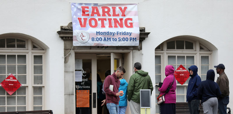 מצביעים בהצבעה המוקדמת בשבוע שעבר, באת'נס, ג'ורג'יה /צילום:צילום: רויטרס - Lawrence Bryant