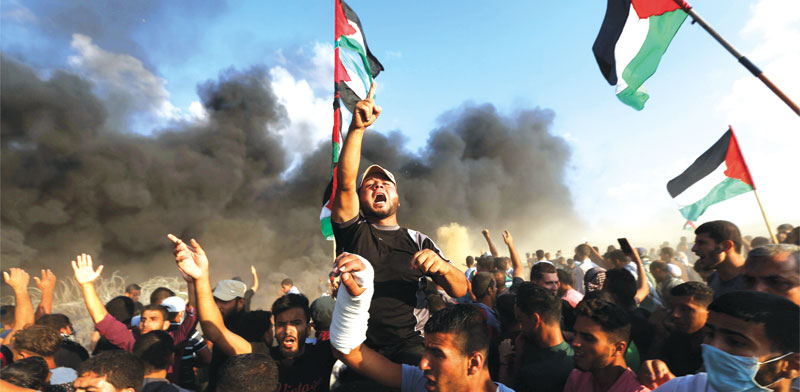 פלסטינים מפגינים מול הגדר,/ צילום: רויטרס Ibraheem Abu Mustafa , 