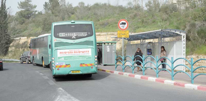 תחנת אוטובוס בירושלים / צילום: איל יצהר