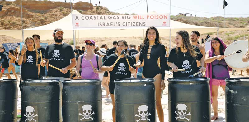 מפגינים בשרון נגד הקמת אסדה קרובה לחוף / צילום: Amir Cohen ,: רויטרס