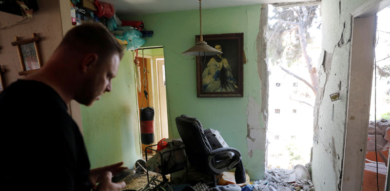 דירה באשקלון שנפגעה מטיל/ צילום : רויטרס Ronen Zvulun 