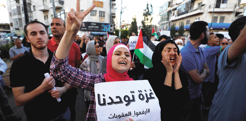 מפגינים בעזה נגד מדיניות העיצומים של אבו מאזן / צילום: רויטרס - Mohamad Torokman