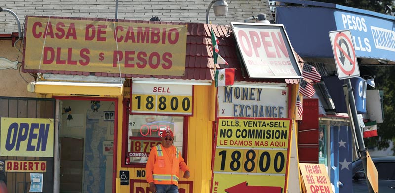 שלטי החלפת כספים במקסיקו / צילום: רויטרס, Mike Blake