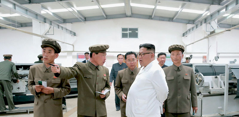 מנהיג צפון קוריאה קים ג'ונג און מבקר במפעל בתוך קומפלקס של כריית פחם / צילום: רויטרס