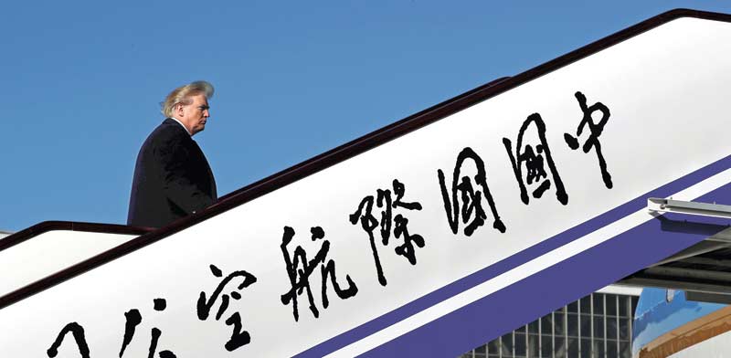 טראמפ עולה על מטוס בבייג'ין  / צילום:רויטרס - Jonathan Ernst