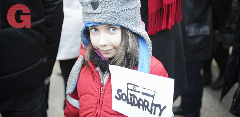 משתתפת צעירה בהפגנה נגד אנטישמיות בוורשה, לפני כחודש / צילום: Gettyimages ישראל