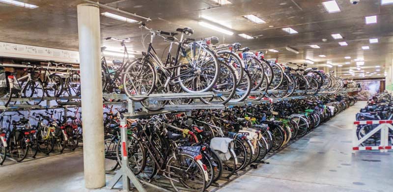 חניון אופניים תת־קרקעי באמסטרדם  / צילום: Shutterstock/ א.ס.א.פ קרייטיב