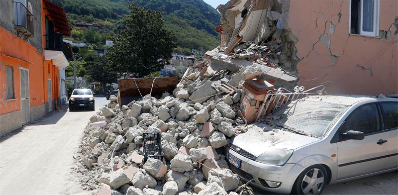נזקי רעידת האדמה באיסקיה שבאיטליה, 2017 / צילום: רויטרס