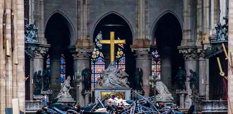 הצלב שנשאר עומד על כנו בתוך כנסיית נוטרדאם ההרוסה. / צילום:  רויטרס Christophe Petit Tesson