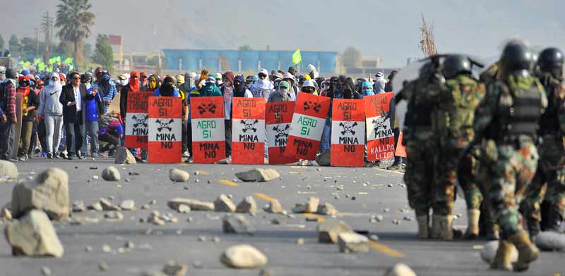 הפגנות נגד אישור המכרה בטיה מריה/ צילום: רויטרס - Diego Ramos