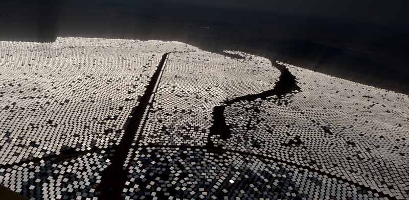 מראות הסולאריות באשלים במבט מהמגדל התרמו־סולארי / צילום: איל יצהר