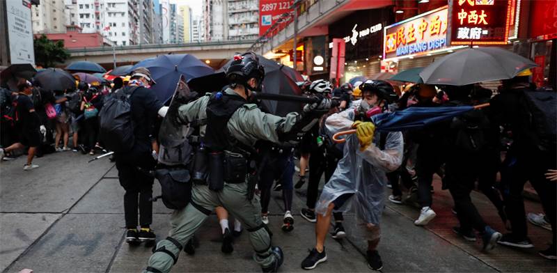 מפגין בהונג קונג מתעמת עם שוטר / צילום: Jorge Silva, רויטרס