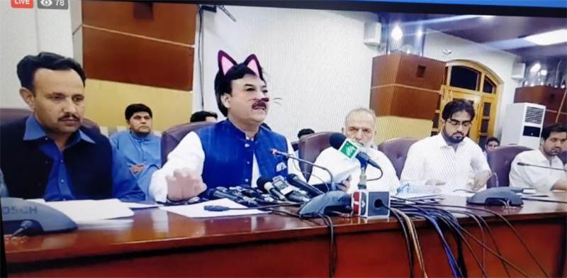 פוליטיקאי פקיסטני עם פילטר חתול על פניו / צילום מסך 