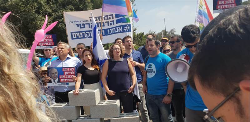 הפגנת המחנה הדמוקרטי מחוץ לכנסת / צילום: דוברות המחנה הדמוקרטי, יח"צ הפגנת המחנה הדמוקרטי מחוץ לכנסת / צילום: דוברות המחנה הדמוקרטי, יח"צ