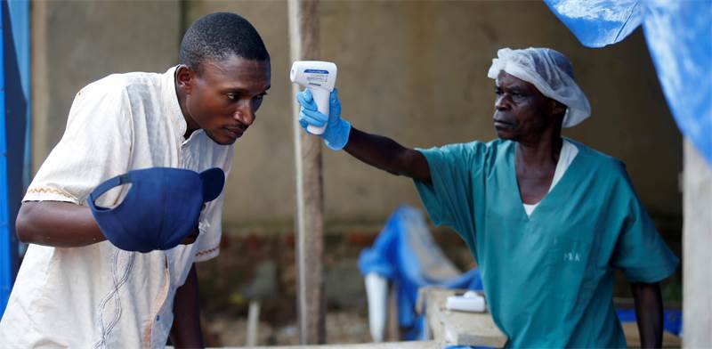 מדידת חום בהתפרצות האבולה בקונגו / צילום: באז ראטנר, רויטרס