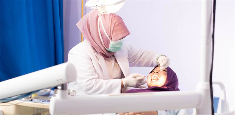 רופאת שיניים ערביה / צילום: שאטרסטוק