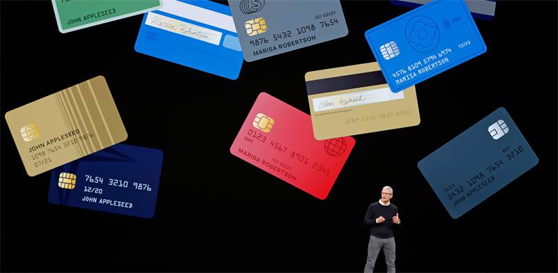 מנכ"ל אפל טים קוק בהשקת כרטיסי האשראי של אפל / REUTERS/Stephen Lam