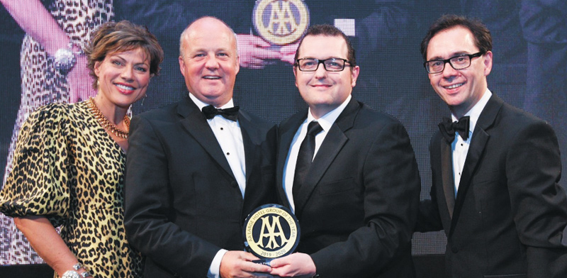במרכז: גרג הגארטי ודניאל פדרסקי מקבלים את הפרס / צילום: AA Hotel and Hospitality Services
