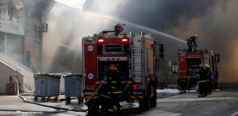 שריפה כתוצאה מפגיעת רקטה במפעל צעצועים בשדרות / צילום: רויטרס