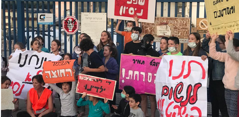 ההפגנה בשער מפעל אינפימר / צילום: מרתה פיין