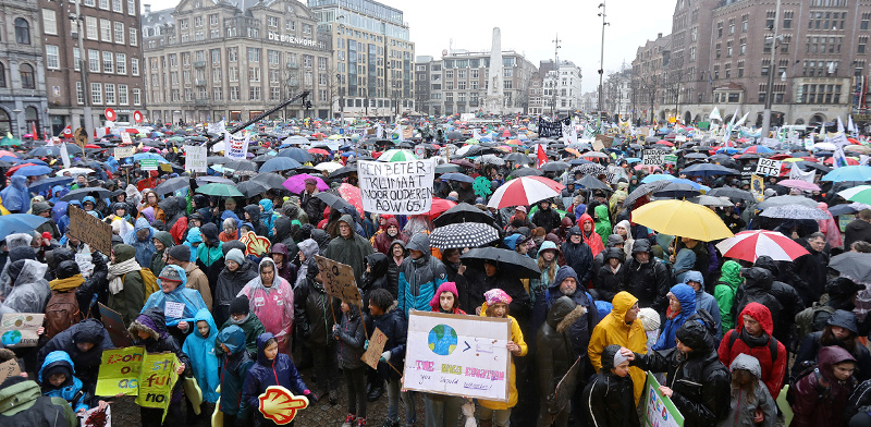 הפגנה באמסטרדם למען המאבק בהתחממות כדור הארץ / צילום: EVA PLEVIER, רויטרס