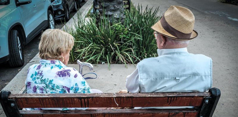 זוג קשישים יושב על ספסל ציבורי / צילום: שלומי יוסף
