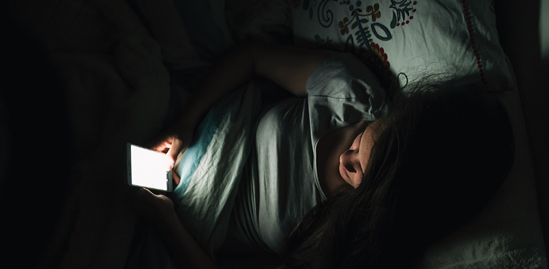 שליש מבני הנוער מתעוררים באמצע הלילה כדי לבדוק את הסמארטפון / אילוסטרציה: shutterstock 
