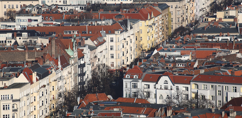 בנייני מגורים בשכונת שרלוטנבורג בברלין / צילום: Fabrizio Bensch, רויטרס