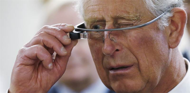 הנסיך צ'ארלס מנסה את משקפי Google Glass  / צילום: Mark Blinch, רויטרס