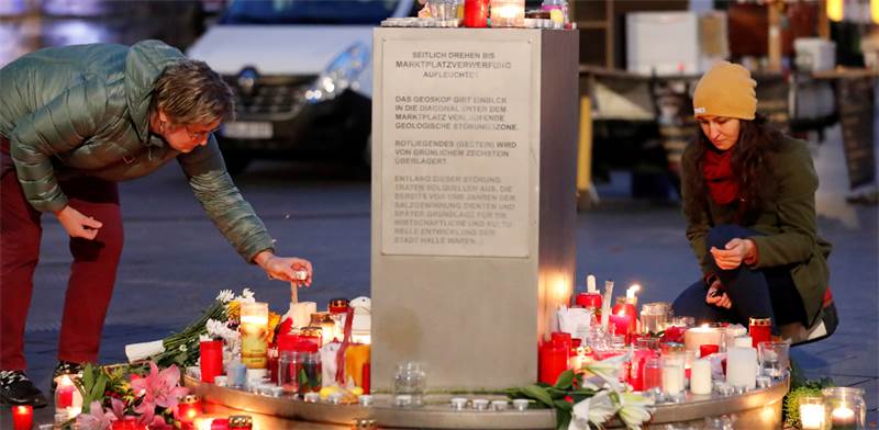 מדליקים נרות לזכר הנרצחים לאחר התקיפה בהאלה, גרמניה / צילום: רויטרס, Fabrizio Bensch
