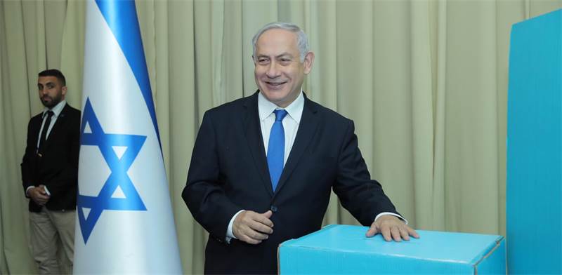 ראש הממשלה בנימין נתניהו מצביע בפרימרייז של הליכוד / צילום: שרון רביבו