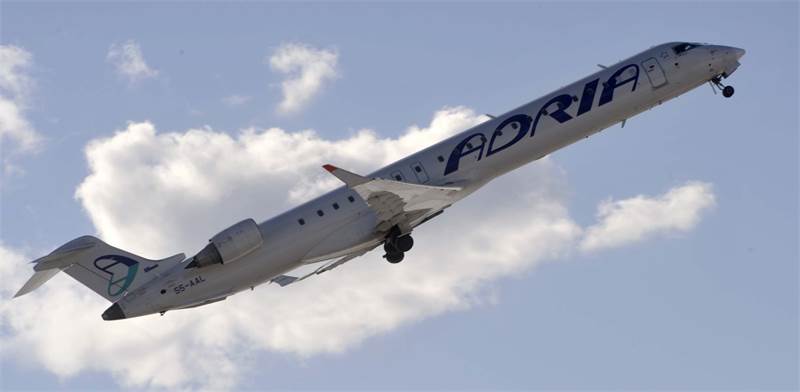 מטוס של Adria Airways / צילום: סרדג'ן זיבולוביץ', רויטרס