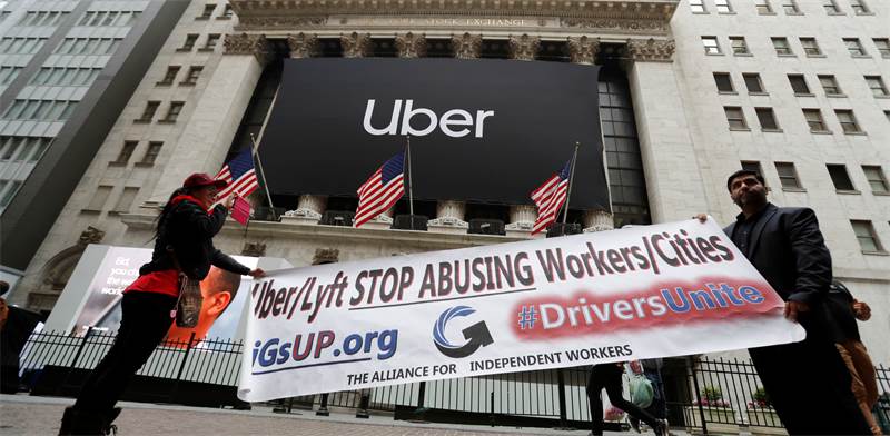 מפגינים נגד אובר וליפט. "תפסיקו להתעלל בעובדים ובערים"  / צילום: Andrew Kelly, רויטרס