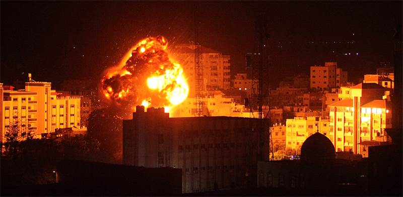תקיפת צה"ל בעזה הערב / REUTERS/Mohammed Ajour