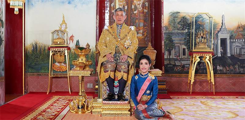 מלך תאילנד ובת הלוויה שהודחה מתפקידה / צילום: Royal Household Bureau, רויטרס