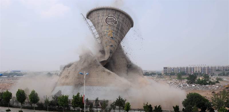 מגדל קירור נהרס באופן מבוקר בעיר הסינית בינג'ואו ביולי 2016 / צילום: רויטרס