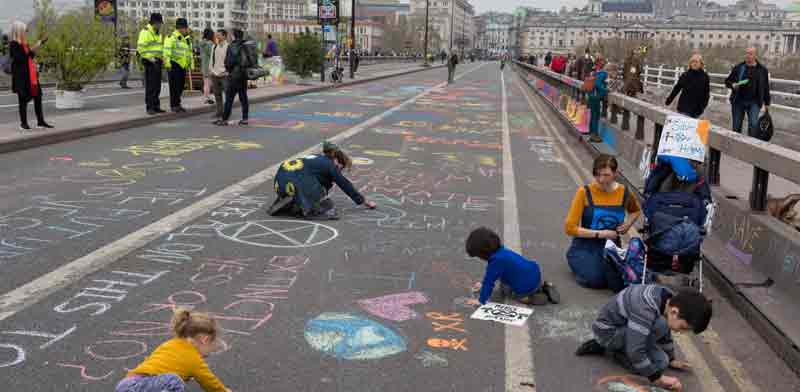 ילדים במחאת האקלים בגשר ווטרלו, לונדון / צילום: GettyImages ישראל