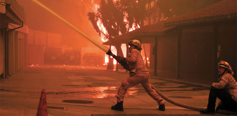 כבאים נאבקים בשריפות הקטלניות בקליפורניה/ צילום: רויטרס Gene Blevins 