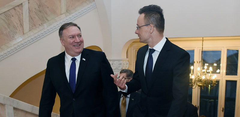 מזכיר המדינה מייק פומפיאו עם שר החוץ ההונגרי פטר שיירטו / צילום: רויטרס