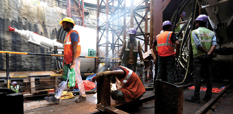 עובדים באתר בנייה של הרכבת התחתית/ צילום: רויטרס Danish Siddiqui 