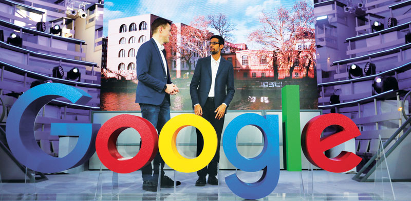 סונדאר פיצ'אי מנכ"ל גוגל וסמנכ"ל גוגל באזור אירופה /  צילום: רויטרס, HANNIBAL HANSCHKE
