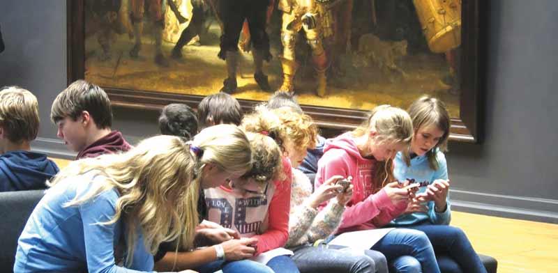 ילדים עם סמארטפונים / צילום: Gijsbert van der Wal 