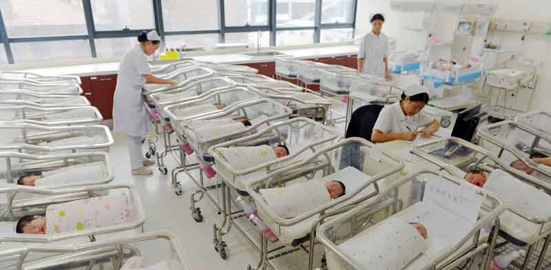תינוקות בני יומם בבית חולים בסין / צילום: רויטרס