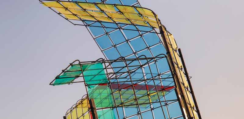 "מידבראג". ציליות שעשויות מרשת ברזל בניין, ובתוך הריבועים שקפים צבעוניים/ צילום: גאיה סעדון