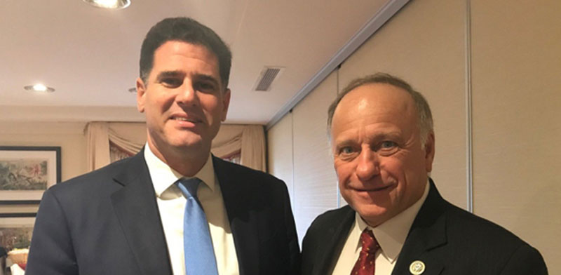 סטיב קינג עם שגריר ישראל בוושינגטון רון דרמר / מתוך עמוד הטוויטר של סטיב קינג