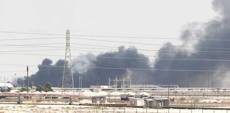 עשן עולה ממתקן הנפט של ערמקו בעיר אבקאיק/ צילום: רויטרס