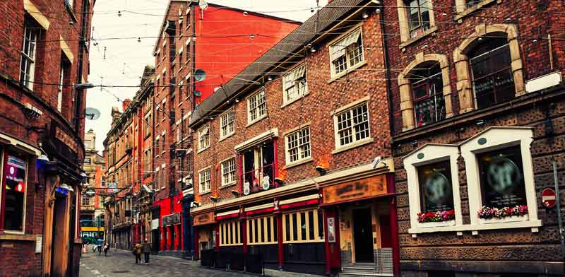 ליברפול, מרכז העיר. רחוב אופייני של בנייני לבנים אדומות  / צילום: Shutterstock | א.ס.א.פ קריאייטיב