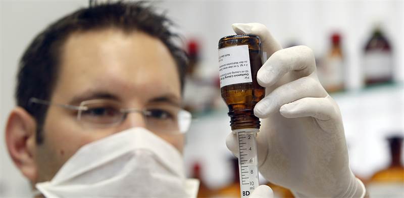 בדיקות מעבדה לחיסון בגלקסו סמית' קליין / צילום: Frank Augstein , Associated Press